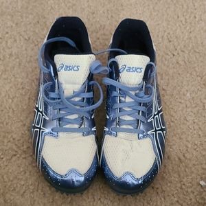 Track shoes with spikes